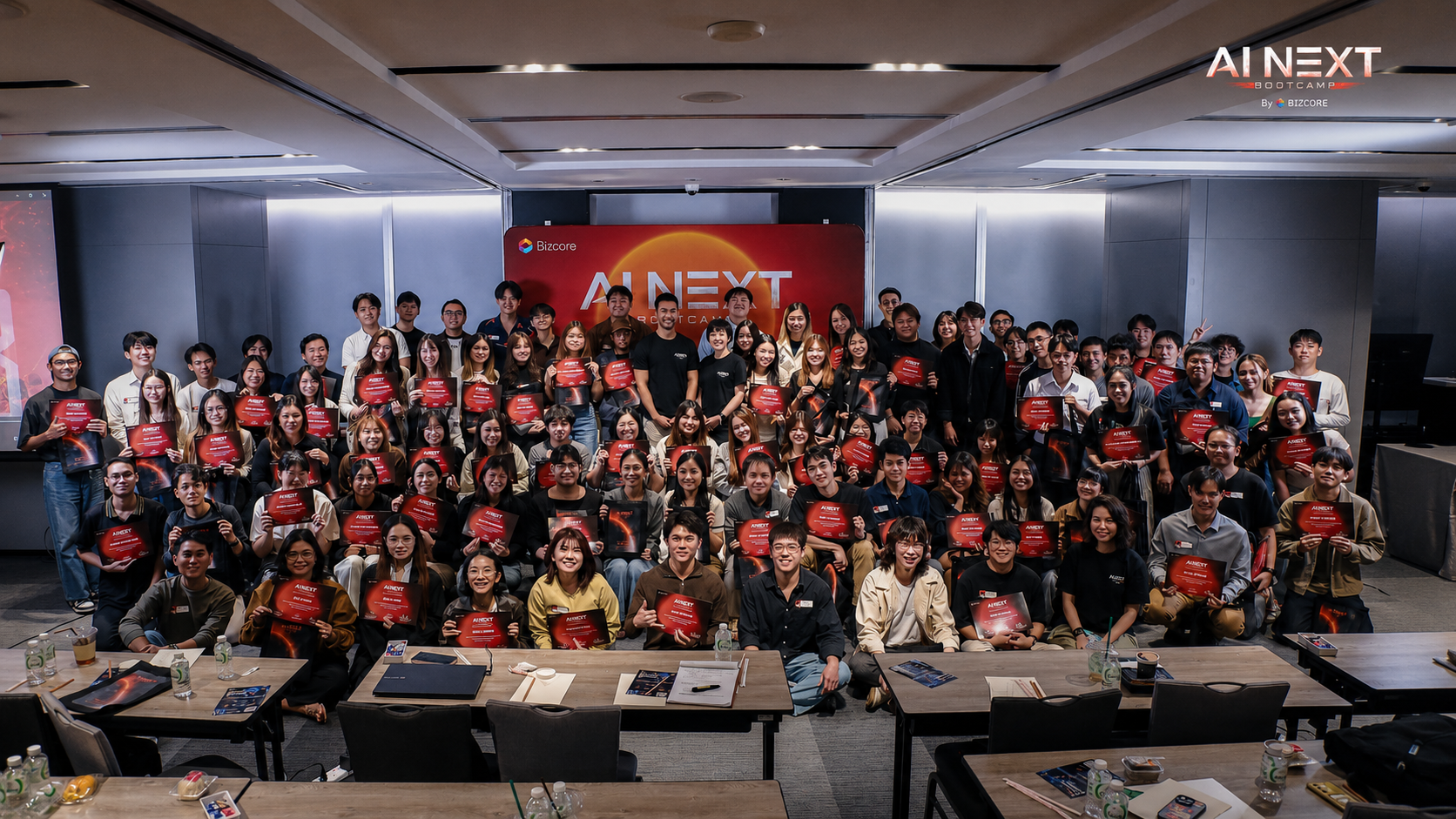 ผู้เข้าร่วมงาน AI NEXT BOOTCAMP by BIZCORE ถ่ายภาพร่วมกันหลังจบกิจกรรม